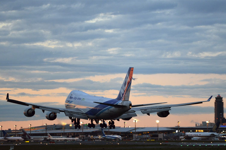 1528336900342002.jpg 机场飞机起降.jpg